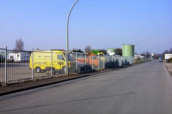 Ein umzunter Firmenparkplatz
