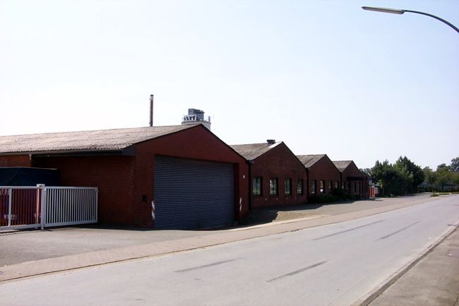 Eine Lagerhalle mit einem groen Rolltor