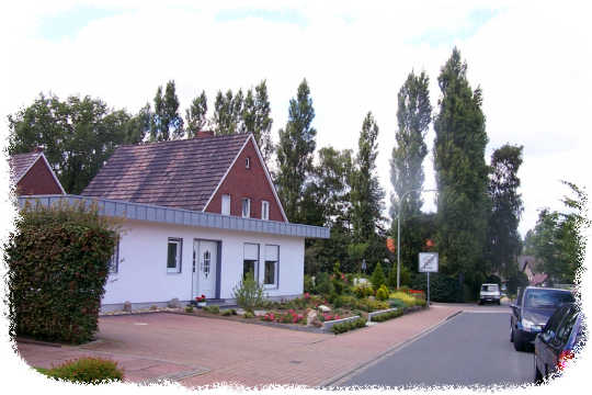 Ein Bungalow mit einem farbenfrohen Beet