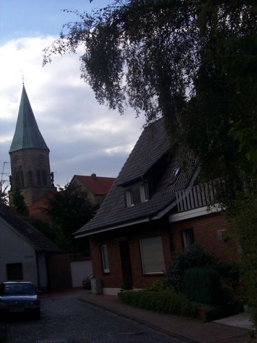 Hinter den Husern ragt der Kirchturm der St. Otger Kirche in die Hhe