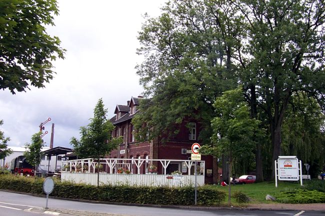 Das Bahnhofsgebude mit einer historischen Dampflokomotive