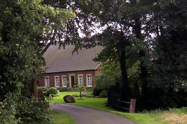 Ein hbsches, lteres Haus mit einen sehr gepflegten Garten