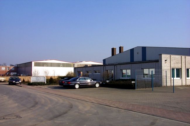 Ein kleine Kunden / Mitarbeiterparkplatz vor dem Brogebude