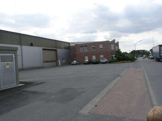 Diese Firmenhalle hat ein groes Rolltor