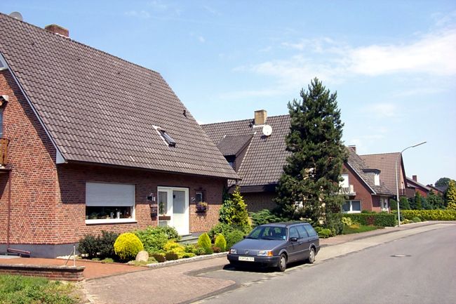 Schn gestaltete Beete vor dem Haus