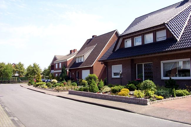 Schn gestaltete Beete vor den Husern