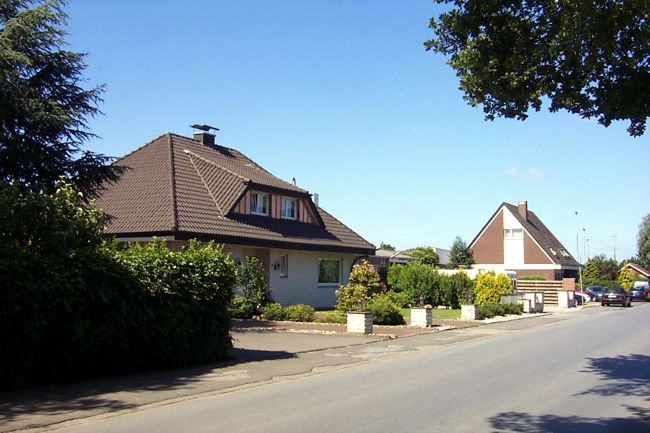 Ein hbsches Haus mit einem schnen Vorgarten