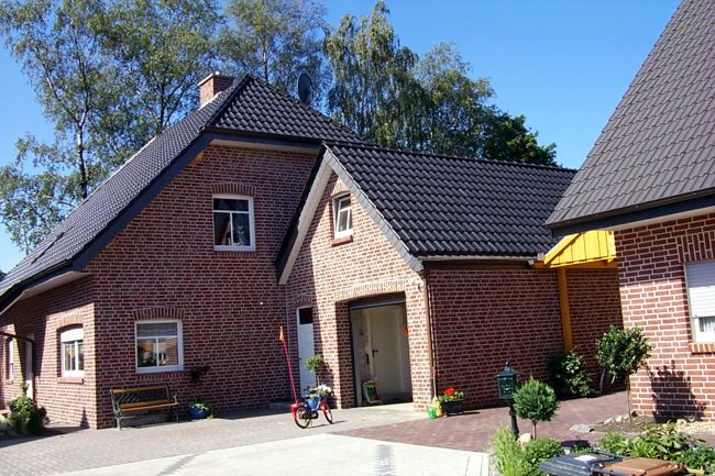 Ein hbsches Haus mit angebauter Garage im selben Stil