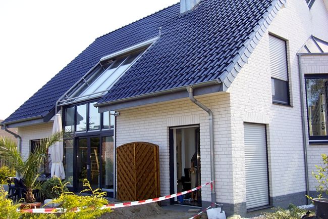 Ein hbsches Haus, das besonders durch die helle Fassade ins Auge fllt