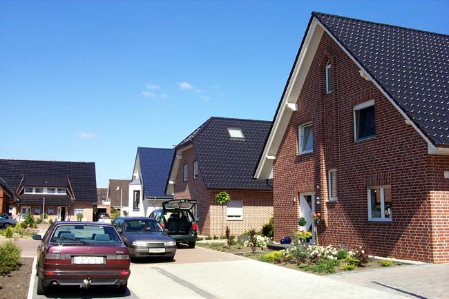 Ein hbsches Haus mit einem schn gestalteten Beet