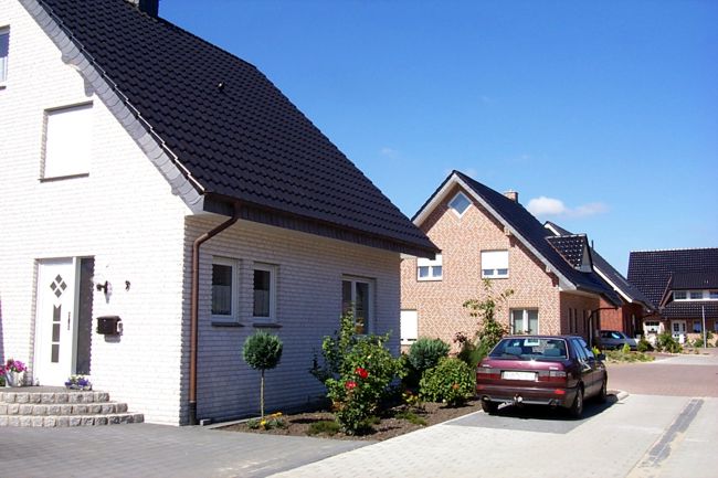 Ein hbsches Haus mit einem schn gestalteten Beet