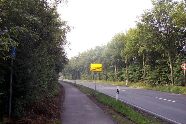 Der Fu und Radweg entlang der Weerseloerstrae