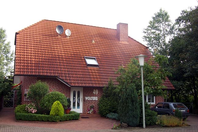 Ein hbsches Haus mit schn gestalteten Beeten