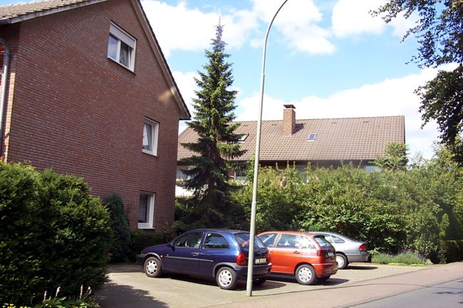 Der kleine Parkplatz eines Mehrfamilien Hauses