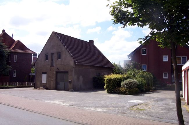 Dieses kleine Haus ist heute renoviert und beherbergt Motorrad Buten