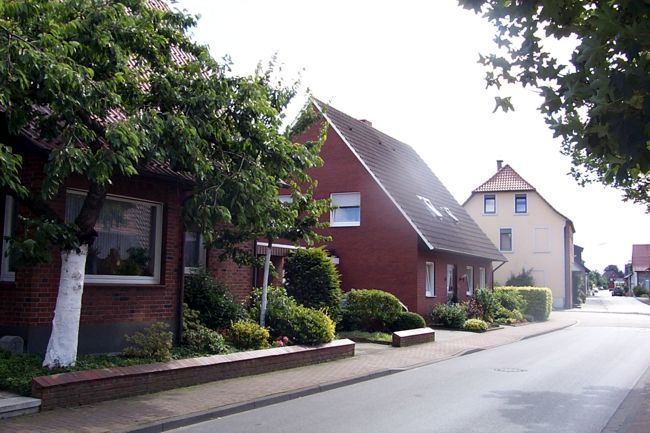 Im Beet vor diesem Haus steht ein Kirschbaum