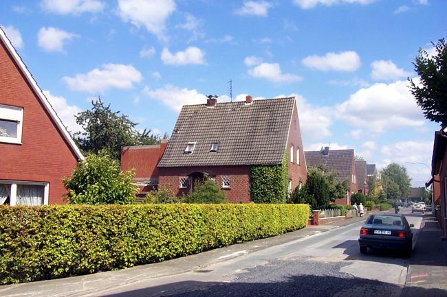 Eine akkurat geschnittene Hecke umrandet hier den Garten