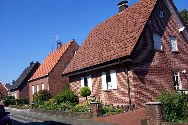 Ein hbsches Haus mit einem schn gestalteten Beet