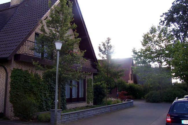 Dieses Haus hat an der Giebelwand einen Balkon ber die gesamte Breite