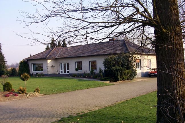 Ein Bungalow mit einen schnen Vorgarten