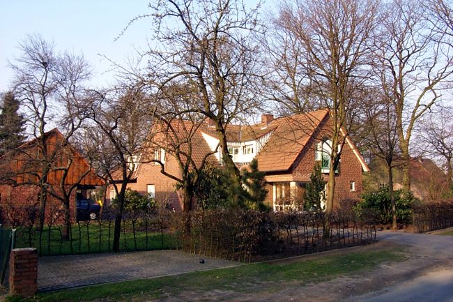 Ein hbsches Haus mit einen schnen Vorgarten