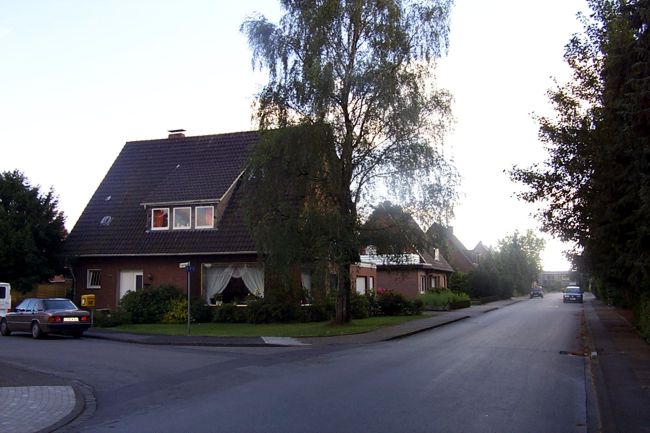 Ein lteres Haus mit einen gepflegten Vorgarten