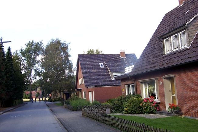 Ein lteres Haus mit einen gepflegten Vorgarten