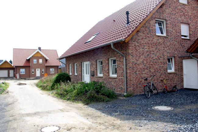 Ein hbsches Doppelhaus. Es fehlen nur noch die Beete und die Pflasterungen