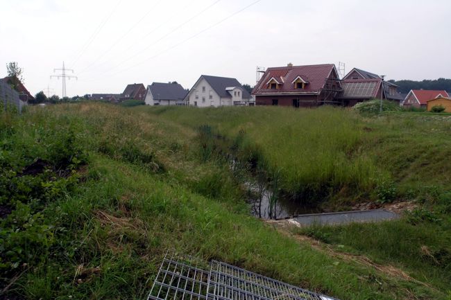 Ein Wassergraben fliet durch die Siedlung