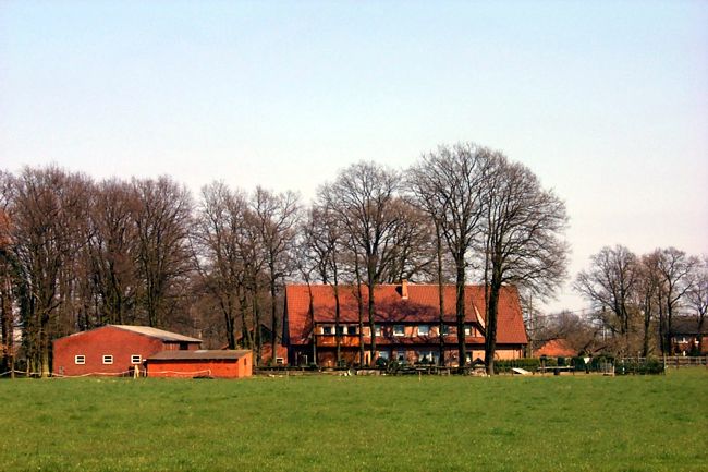 Ein groes Haus umgeben von noch greren Bumen