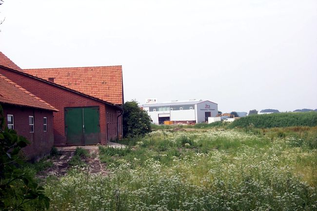 Im Hintergrund erkennt man die Halle von Maschinnenbau  Steverding