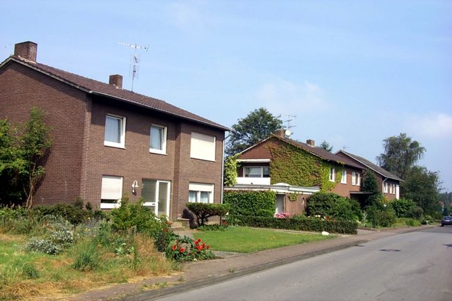 Ein hbsches Haus mit einen kleinen, gepflegten Vorgarten