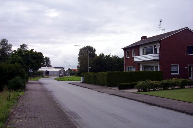 Ein Haus mit einer akkurat geschnittenen Hecke