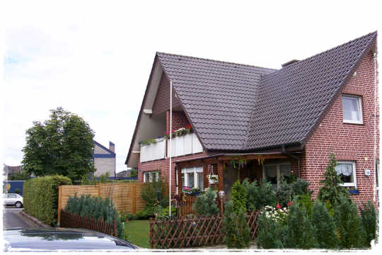 Ein hbsches Haus mit einen schnen Garten