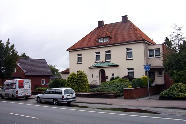 Ein lteres Haus mit einen hbschen Vorgarten