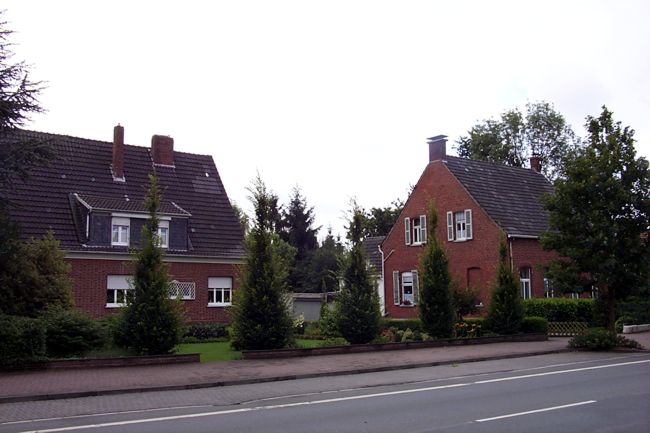 Ein lteres Haus mit einen hbschen Vorgarten