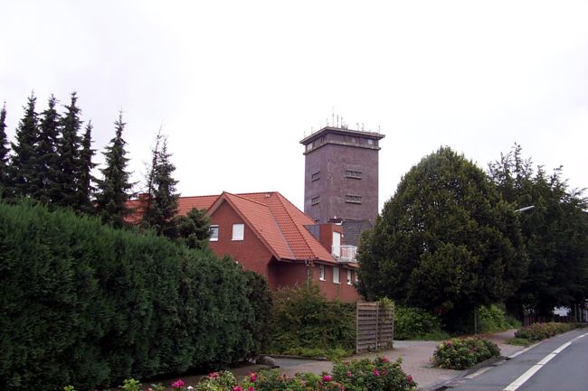 Hinter dem Mehrfamilien-Haus ragt der Wasserturm in die Hhe