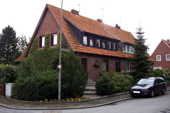 Die Giebelwand dieses Hauses ist grten teils mit Efeu zugewachsen