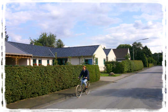 Ein Haus mit einer akkurat geschnittenen Hecke