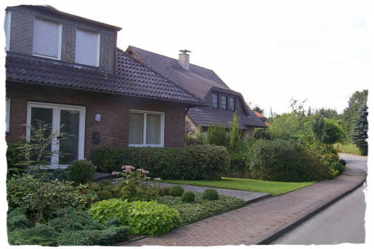 Ein schn gestaltetes Beet vor dem Haus