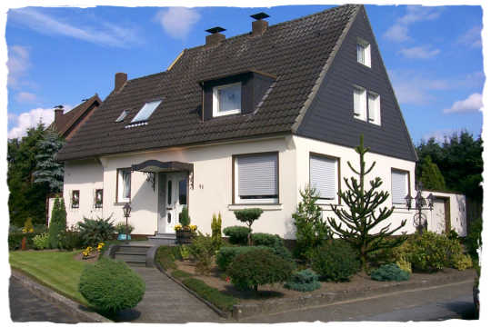 Ein hbsches Haus mit einem schnen Vorgarten