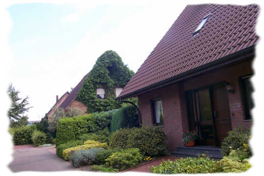 An diesem Haus ragt der Efeu bis zur Giebelspitze