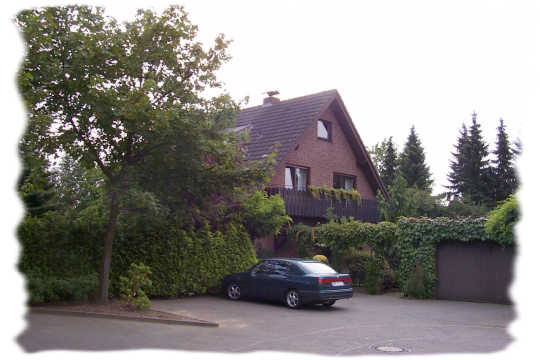 Dieses Haus hat an der Giebelwand einen Balkon ber die gesamte Breite