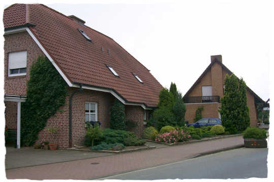 Ein hbsches Haus mit einem schn gestalteten Beet