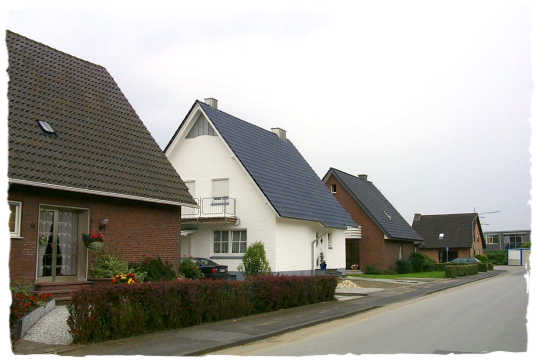Durch die helle Fassade fllt dieses Haus hier sehr auf
