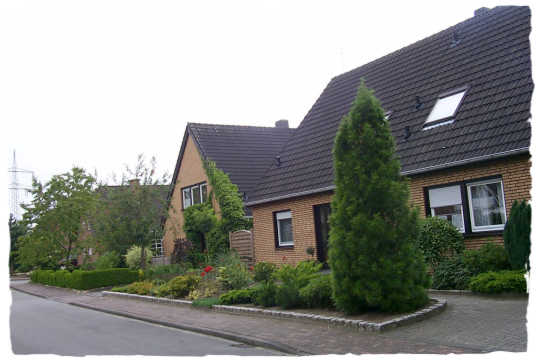 Ein schn gestaltetes Beet vor dem Haus