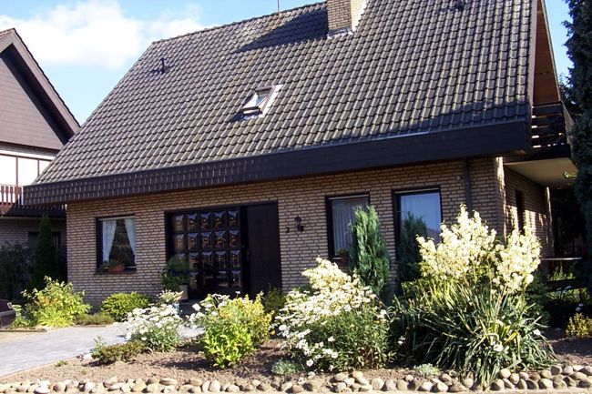 Ein schn gestaltetes Beet vor dem Haus