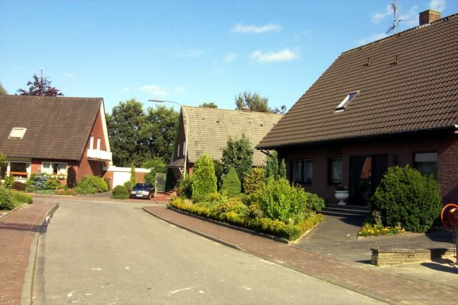 Ein schn gestaltetes Beet vor dem Haus