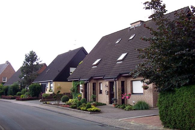 Ein schn gestaltetes Beet vor dem Haus