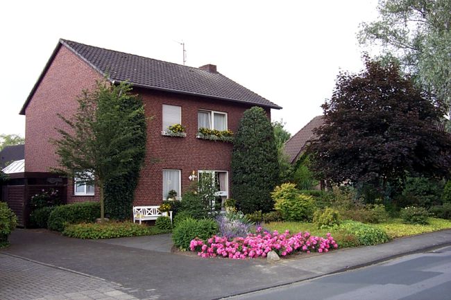 Ein hbsches Haus mit einem schnen Vorgarten